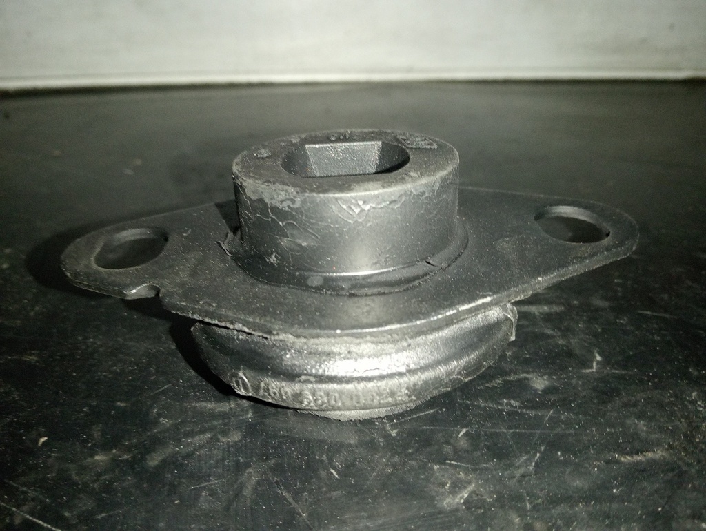 SOPORTE MOTOR TRASERO