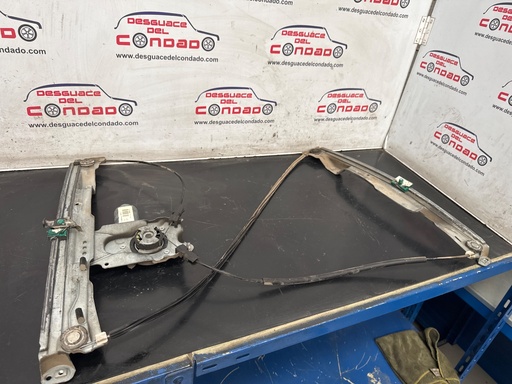 [211598] ELEVALUNAS DELANTERO DERECHO