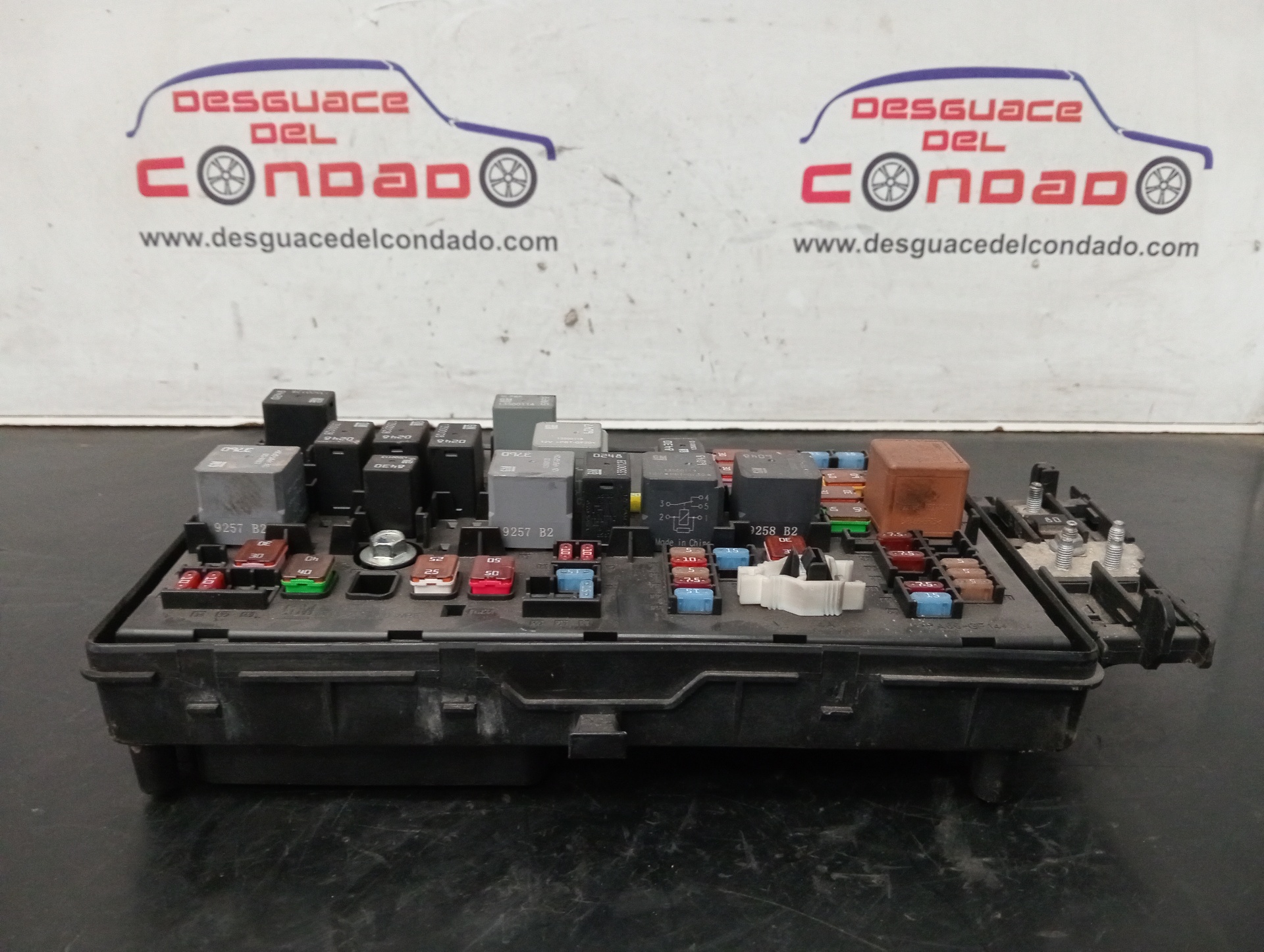 CAJA RELES / FUSIBLES